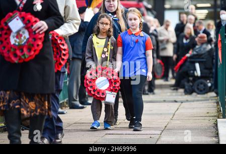 Brighton UK 14. November - Jugendliche legen Kränze beim Akt des Gedenkens, der heute im Brighton war Memorial stattfindet : Credit Simon Dack / Alamy Live News Stockfoto