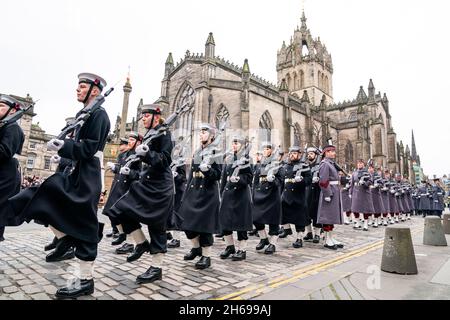 Mitglieder der Royal Navy ziehen während des Gedenksonntagsgottesdienstes die Royal Mile entlang, vorbei am Stone of Remembrance vor den Edinburgh City Chambers in Edinburgh. Bilddatum: Sonntag, 14. November 2021. Stockfoto