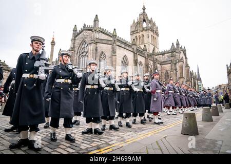 Mitglieder der Royal Navy ziehen während des Gedenksonntagsgottesdienstes die Royal Mile entlang, vorbei am Stone of Remembrance vor den Edinburgh City Chambers in Edinburgh. Bilddatum: Sonntag, 14. November 2021. Stockfoto