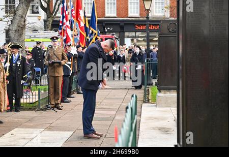 Brighton UK 14. November - Phelim Mac Cafferty der Parteichef der Grünen von Brighton und Hove City Council legt einen Kranz bei dem Akt des Gedenkens, der heute im Brighton war Memorial stattfindet : Credit Simon Dack / Alamy Live News Stockfoto