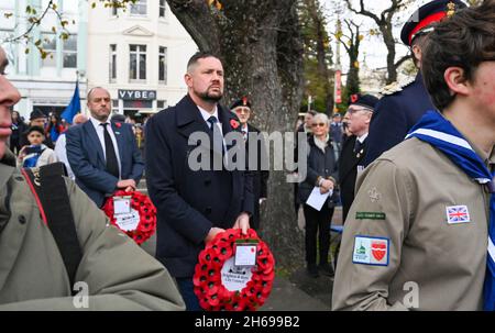 Brighton UK 14. November - Phelim Mac Cafferty, der Vorsitzende der Grünen Partei von Brighton und Hove City Council beim Akt des Gedenkens, der heute am Brighton war Memorial stattfindet : Credit Simon Dack / Alamy Live News Stockfoto