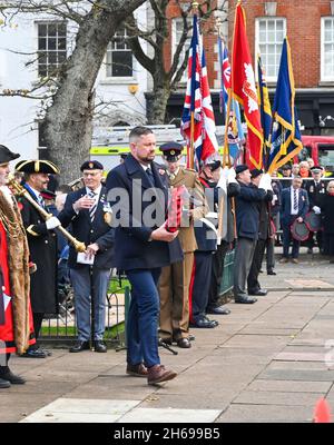 Brighton UK 14. November - Phelim Mac Cafferty der Parteichef der Grünen von Brighton und Hove City Council legt einen Kranz bei dem Akt des Gedenkens, der heute im Brighton war Memorial stattfindet : Credit Simon Dack / Alamy Live News Stockfoto