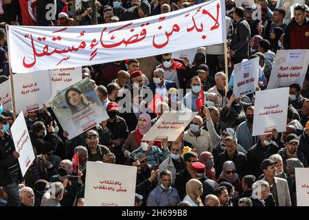 Tunis, Tunesien. November 2021. Während eines Protestes gegen den tunesischen Präsidenten Kais Saied, der das parlament suspendierte und im Juli 2021 die Exekutivgewalt übernahm, halten Menschen Plakate, während sie Parolen riefen. Quelle: Khaled Nasraoui/dpa/Alamy Live News Stockfoto