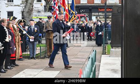 Brighton UK 14. November - Phelim Mac Cafferty der Parteichef der Grünen von Brighton und Hove City Council legt einen Kranz bei dem Akt des Gedenkens, der heute im Brighton war Memorial stattfindet : Credit Simon Dack / Alamy Live News Stockfoto