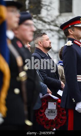 Brighton UK 14. November - Phelim Mac Cafferty, der Vorsitzende der Grünen Partei von Brighton und Hove City Council beim Akt des Gedenkens, der heute am Brighton war Memorial stattfindet : Credit Simon Dack / Alamy Live News Stockfoto