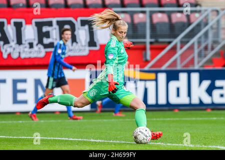 ENSCHEDE, NIEDERLANDE - 14. NOVEMBER: Torhüterin Regina van Eijk von Ajax beim Women's Pure Energie Eredivisie Spiel zwischen FC Twente und Ajax in der Grolsch Veste am 14. November 2021 in Enschede, Niederlande (Foto: Albert ten Hove/Orange Picles) Stockfoto
