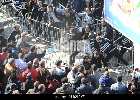 Bardo, Tunis, Tunesien. November 2021. Die Bewegung „Bürger gegen den Staatsstreich“ organisiert an diesem Sonntag, dem 14. November 2021, einen protestmarsch auf den Place du Bardo vor dem Sitz der Versammlung der Volksvertreter (ARP), um die Demokratie zu verteidigen und den Verfassungsprozess wiederherzustellen, Nach Angaben der Organisatoren dieser Bewegung.Foto: Yassine Mahjoub. (Bild: © Chokri Mahjoub/ZUMA Press Wire) Bild: ZUMA Press, Inc./Alamy Live News Stockfoto