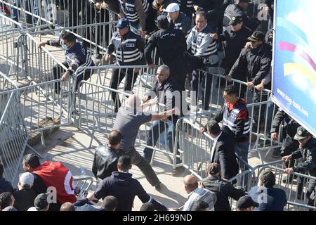 Bardo, Tunis, Tunesien. November 2021. Die Bewegung „Bürger gegen den Staatsstreich“ organisiert an diesem Sonntag, dem 14. November 2021, einen protestmarsch auf den Place du Bardo vor dem Sitz der Versammlung der Volksvertreter (ARP), um die Demokratie zu verteidigen und den Verfassungsprozess wiederherzustellen, Nach Angaben der Organisatoren dieser Bewegung.Foto: Yassine Mahjoub. (Bild: © Chokri Mahjoub/ZUMA Press Wire) Bild: ZUMA Press, Inc./Alamy Live News Stockfoto