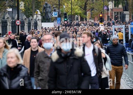 Westminster Bridge, London, Großbritannien. November 2021. Remembrance Sunday 2021: Massen verlassen Whitehall. Kredit: Matthew Chattle/Alamy Live Nachrichten Stockfoto