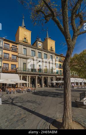 Segovia, Spanien, 20. Oktober 2021. Plaza Mayor und Rathaus der Stadt Segovia in Spanien. Stockfoto