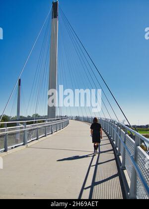 OMAHA, USA - 14. Oktober 2021: Eine vertikale Aufnahme der Bob Kerrey Fußgängerbrücke in Omaha, Nebraska, USA Stockfoto