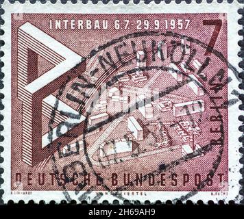 DEUTSCHLAND, Berlin - UM 1957: Eine Briefmarke aus Deutschland, Berlin zeigt das Modell des Hansaviertels. Internationale Bauausstellung Interbau. Stockfoto