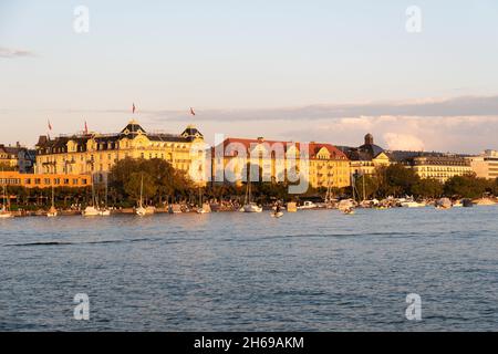 Zürich, Schweiz, 4. September 2021 Wasserfront am See an einem sonnigen Tag Stockfoto