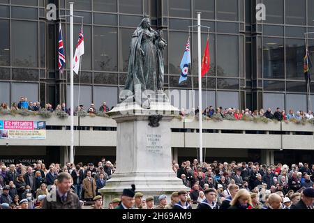 Mitglieder der Öffentlichkeit versammeln sich, um den Gedenkgottesdienst auf dem Guildhall Square in Portsmouth zu beobachten. Bilddatum: Sonntag, 14. November 2021. Stockfoto