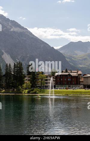 Arosa, Schweiz, 15. August 2021 Blick auf den See in idyllischer alpiner Landschaft Stockfoto