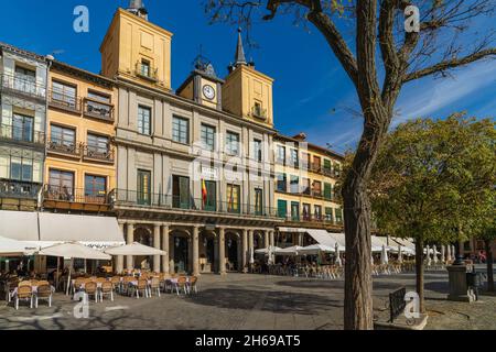 Segovia, Spanien, 20. Oktober 2021. Plaza Mayor und Rathaus der Stadt Segovia in Spanien. Stockfoto