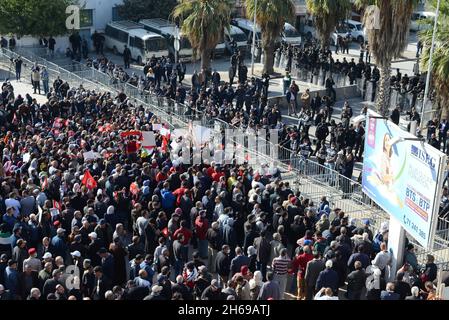 Bardo, Tunis, Tunesien. November 2021. Die Bewegung „Bürger gegen den Staatsstreich“ organisiert an diesem Sonntag, dem 14. November 2021, einen protestmarsch auf den Place du Bardo vor dem Sitz der Versammlung der Volksvertreter (ARP), um die Demokratie zu verteidigen und den Verfassungsprozess wiederherzustellen, Nach Angaben der Organisatoren dieser Bewegung.Foto: Yassine Mahjoub. (Bild: © Chokri Mahjoub/ZUMA Press Wire) Bild: ZUMA Press, Inc./Alamy Live News Stockfoto