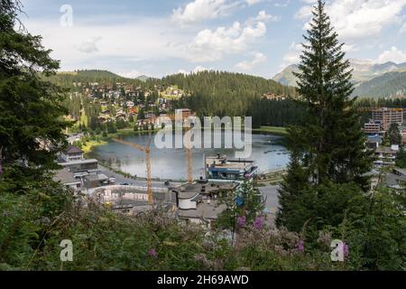 Arosa, Schweiz, 15. August 2021 Blick auf den See in einer alpinen Landschaft mit Bäumen Stockfoto