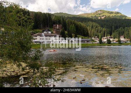 Arosa, Schweiz, 15. August 2021 Blick auf den See in idyllischer alpiner Landschaft Stockfoto