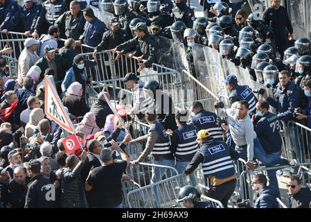 Bardo, Tunis, Tunesien. November 2021. Die Bewegung „Bürger gegen den Staatsstreich“ organisiert an diesem Sonntag, dem 14. November 2021, einen protestmarsch auf den Place du Bardo vor dem Sitz der Versammlung der Volksvertreter (ARP), um die Demokratie zu verteidigen und den Verfassungsprozess wiederherzustellen, Nach Angaben der Organisatoren dieser Bewegung.Foto: Yassine Mahjoub. (Bild: © Chokri Mahjoub/ZUMA Press Wire) Bild: ZUMA Press, Inc./Alamy Live News Stockfoto