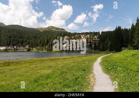 Arosa, Schweiz, 15. August 2021 Blick auf den See in idyllischer alpiner Landschaft Stockfoto