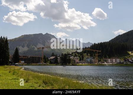 Arosa, Schweiz, 15. August 2021 Blick auf den See in idyllischer alpiner Landschaft Stockfoto