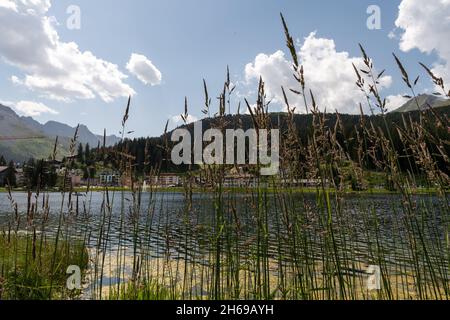 Arosa, Schweiz, 15. August 2021 Blick auf den See in idyllischer alpiner Landschaft Stockfoto