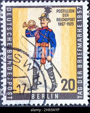 DEUTSCHLAND, Berlin - UM 1957: Eine Briefmarke aus Deutschland, Berlin mit einem Postillon der Reichspost. Tag der Briefmarke. Stockfoto