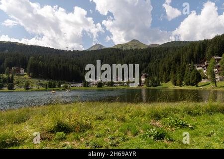 Arosa, Schweiz, 15. August 2021 Blick auf den See in idyllischer alpiner Landschaft Stockfoto