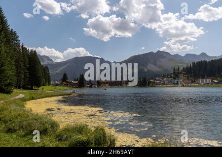 Arosa, Schweiz, 15. August 2021 Blick auf den See in idyllischer alpiner Landschaft Stockfoto