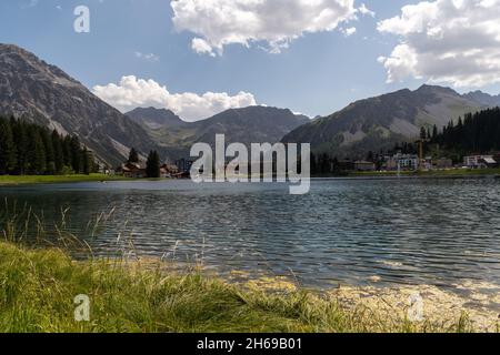 Arosa, Schweiz, 15. August 2021 Blick auf den See in idyllischer alpiner Landschaft Stockfoto