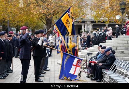 Standardträger senken ihre Standards während des Gedenkgottesdienstes am Guildhall Square in Portsmouth. Bilddatum: Sonntag, 14. November 2021. Stockfoto