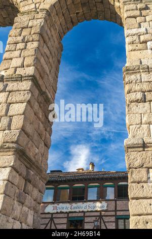 Segovia, 20. Oktober 2021. Blick auf das Meson de Candido el Segoviano neben dem Aquädukt von Segovia in Spanien Stockfoto