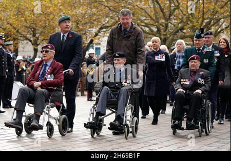 Veteranen marschieren während eines Gedenkgottesdienstes auf den Guildhall Square in Portsmouth. Bilddatum: Sonntag, 14. November 2021. Stockfoto