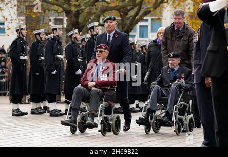 Veteranen marschieren während eines Gedenkgottesdienstes auf den Guildhall Square in Portsmouth. Bilddatum: Sonntag, 14. November 2021. Stockfoto