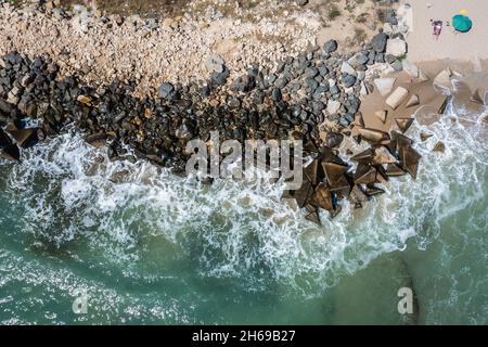 Wellenbrecher an einem Strand in Byala Stadt und Badeort in Ostbulgarien, an der bulgarischen Schwarzmeerküste in der Provinz Varna, Bulgarien Stockfoto