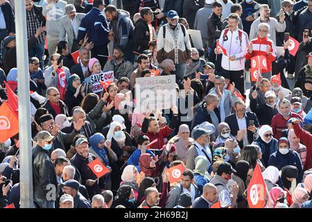 Bardo, Tunis, Tunesien. November 2021. Die Bewegung „Bürger gegen den Staatsstreich“ organisiert an diesem Sonntag, dem 14. November 2021, einen protestmarsch auf den Place du Bardo vor dem Sitz der Versammlung der Volksvertreter (ARP), um die Demokratie zu verteidigen und den Verfassungsprozess wiederherzustellen, Nach Angaben der Organisatoren dieser Bewegung.Foto: Yassine Mahjoub. (Bild: © Chokri Mahjoub/ZUMA Press Wire) Bild: ZUMA Press, Inc./Alamy Live News Stockfoto