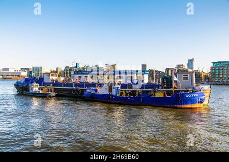 Die Thames Marine Services liefern Treibstoff für Boote auf der Themse, die in der Nähe von Wapping, London, Großbritannien, verankert sind Stockfoto