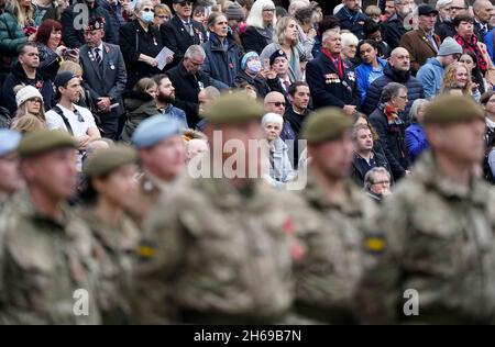 Mitglieder der Öffentlichkeit versammeln sich, um den Gedenkgottesdienst auf dem Guildhall Square in Portsmouth zu beobachten. Bilddatum: Sonntag, 14. November 2021. Stockfoto