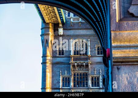 Nahaufnahme der Tower Bridge über der Themse am Abend, London, Großbritannien Stockfoto