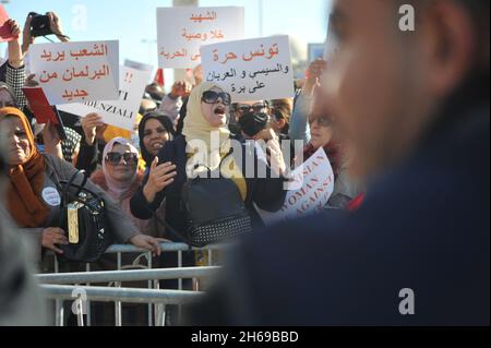 Bardo, Tunis, Tunesien. November 2021. Die Bewegung „Bürger gegen den Staatsstreich“ organisiert an diesem Sonntag, dem 14. November 2021, einen protestmarsch auf den Place du Bardo vor dem Sitz der Versammlung der Volksvertreter (ARP), um die Demokratie zu verteidigen und den Verfassungsprozess wiederherzustellen, Nach Angaben der Organisatoren dieser Bewegung.Foto: Yassine Mahjoub. (Bild: © Chokri Mahjoub/ZUMA Press Wire) Bild: ZUMA Press, Inc./Alamy Live News Stockfoto