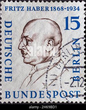 DEUTSCHLAND, Berlin - UM 1957: Eine Briefmarke aus Deutschland, Berlin zeigt Männer aus der Geschichte Berlins (II) Fritz Haber (1868–1934) Stockfoto