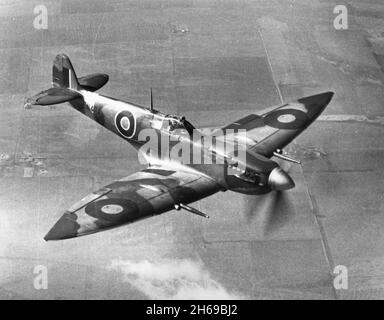 LANGLEY, USA - 1943 - RAF Supermarine Spitfire H F Mk. VII wird 1943 in Langley, USA, getestet. Die US Army Air Force nutzte viele Spitfire in World Wa Stockfoto