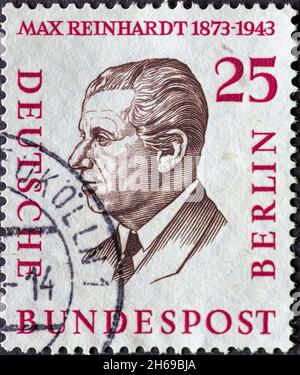 DEUTSCHLAND, Berlin - UM 1957: Eine Briefmarke aus Deutschland, Berlin zeigt Männer aus der Geschichte Berlins (II) Max Reinhardt (1873–1943) Stockfoto