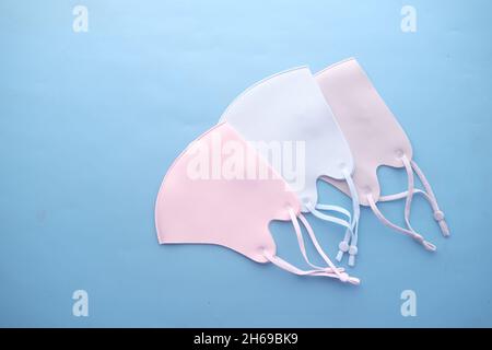 Nahaufnahme von selbstgemachten Gesichtsmasken auf dem Tisch Stockfoto