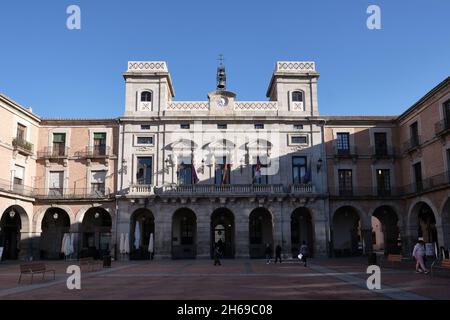 Blick auf das Rathaus und die Plaza del Mercado Chico am Morgen. Stockfoto