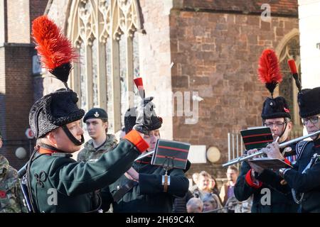 Exeter, Großbritannien, 14. November 2021: Am Gedenktag fand vor der Kathedrale von Exeter ein Kranzniederlegung statt. Der Gottesdienst, der vom Bischof von Crediton geleitet wurde, beinhaltete Gebete für diejenigen, die im Dienst des Landes gestorben sind, und auch für diejenigen, die noch immer vom Krieg betroffen sind. Anna Watson/Alamy Live News Stockfoto