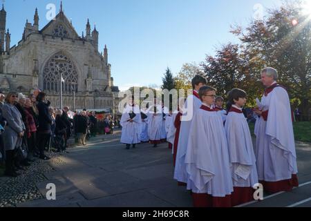 Exeter, Großbritannien, 14. November 2021: Am Gedenktag fand vor der Kathedrale von Exeter ein Kranzniederlegung statt. Der Gottesdienst, der vom Bischof von Crediton geleitet wurde, beinhaltete Gebete für diejenigen, die im Dienst des Landes gestorben sind, und auch für diejenigen, die noch immer vom Krieg betroffen sind. Anna Watson/Alamy Live News Stockfoto