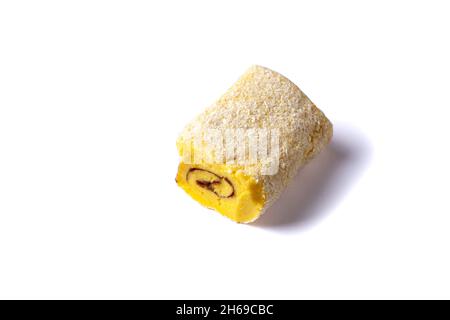 Türkisches Vergnügen. Türkische Köstlichkeiten mit Creme gefüllt. Banana-Lokum-Rollen bedeckt Kokosflocken. Isoliert auf Weiß. Nahaufnahme Stockfoto