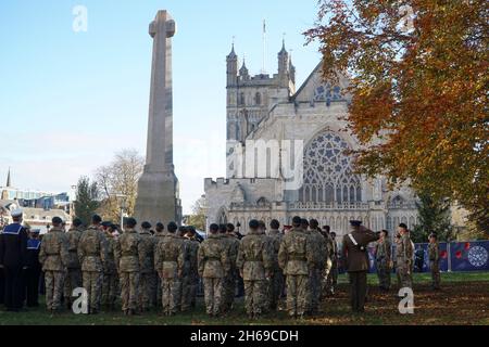 Exeter, Großbritannien, 14. November 2021: Am Gedenktag fand vor der Kathedrale von Exeter ein Kranzniederlegung statt. Der Gottesdienst, der vom Bischof von Crediton geleitet wurde, beinhaltete Gebete für diejenigen, die im Dienst des Landes gestorben sind, und auch für diejenigen, die noch immer vom Krieg betroffen sind. Anna Watson/Alamy Live News Stockfoto